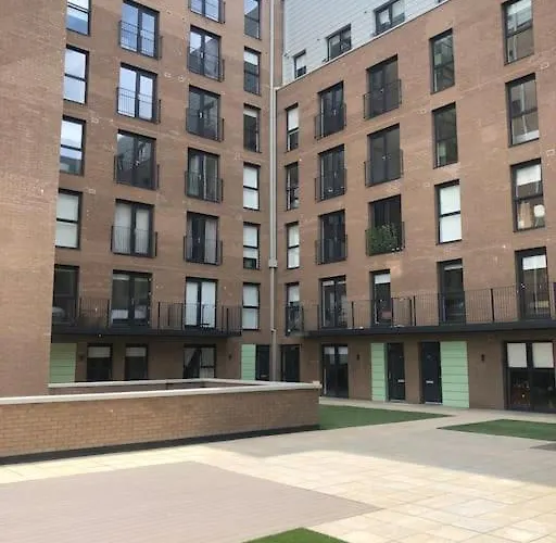 3 Bedroom Apartment Free Parking